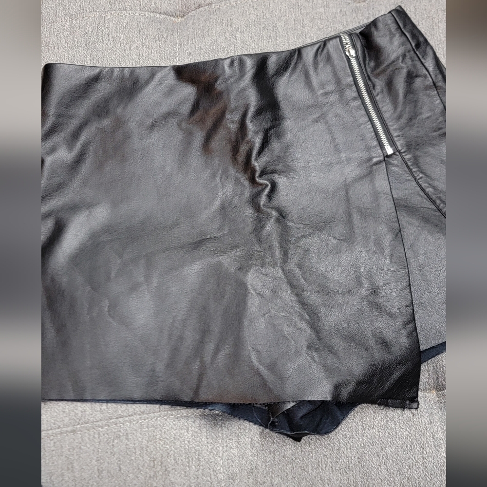 Black Faux Leather Skirt with Zipper Size LARGE